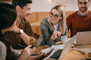 formazione team persone al tavolo